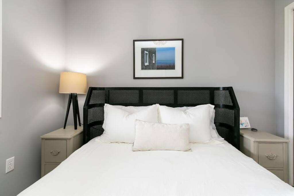 Lovely 2 Bedroom Suite Steps From The Beach Victoria Exterior foto