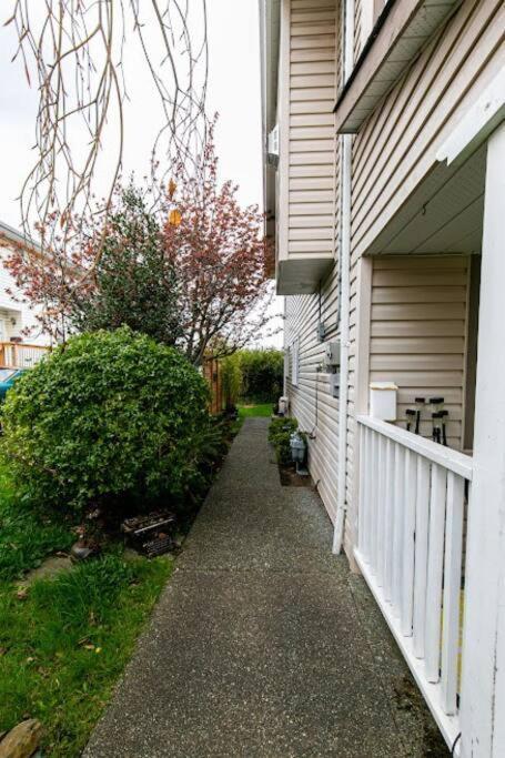 Lovely 2 Bedroom Suite Steps From The Beach Victoria Exterior foto