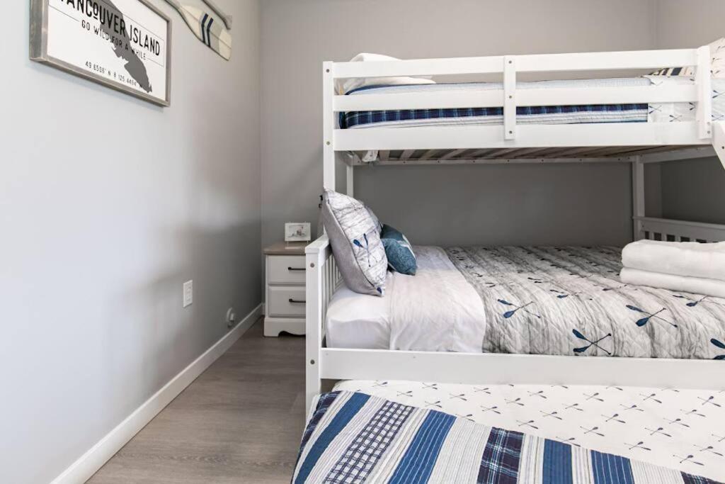 Lovely 2 Bedroom Suite Steps From The Beach Victoria Exterior foto
