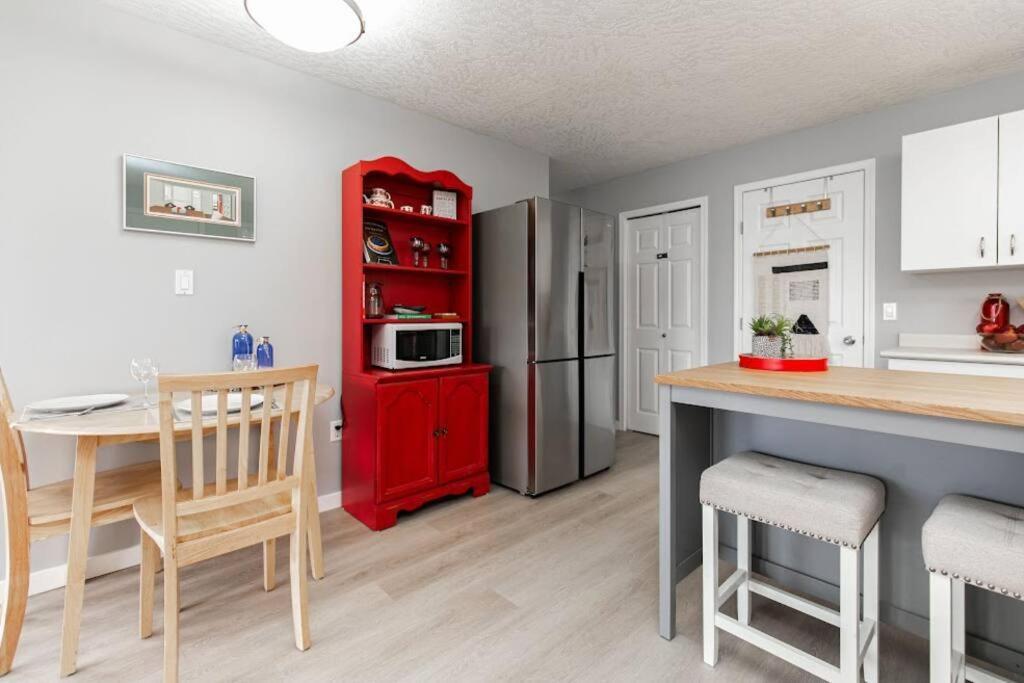 Lovely 2 Bedroom Suite Steps From The Beach Victoria Exterior foto